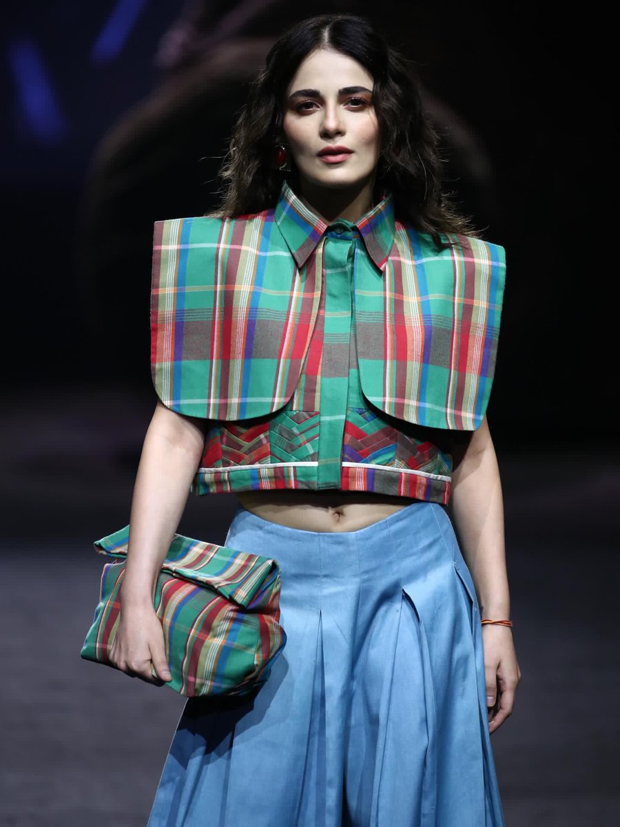 wvmediaa's tweet image. Radhika Madan walks the ramp for NIF Global at Lakmē Fashion Week 2026 💚🩵/1

#Radhika #RadhikaMadan