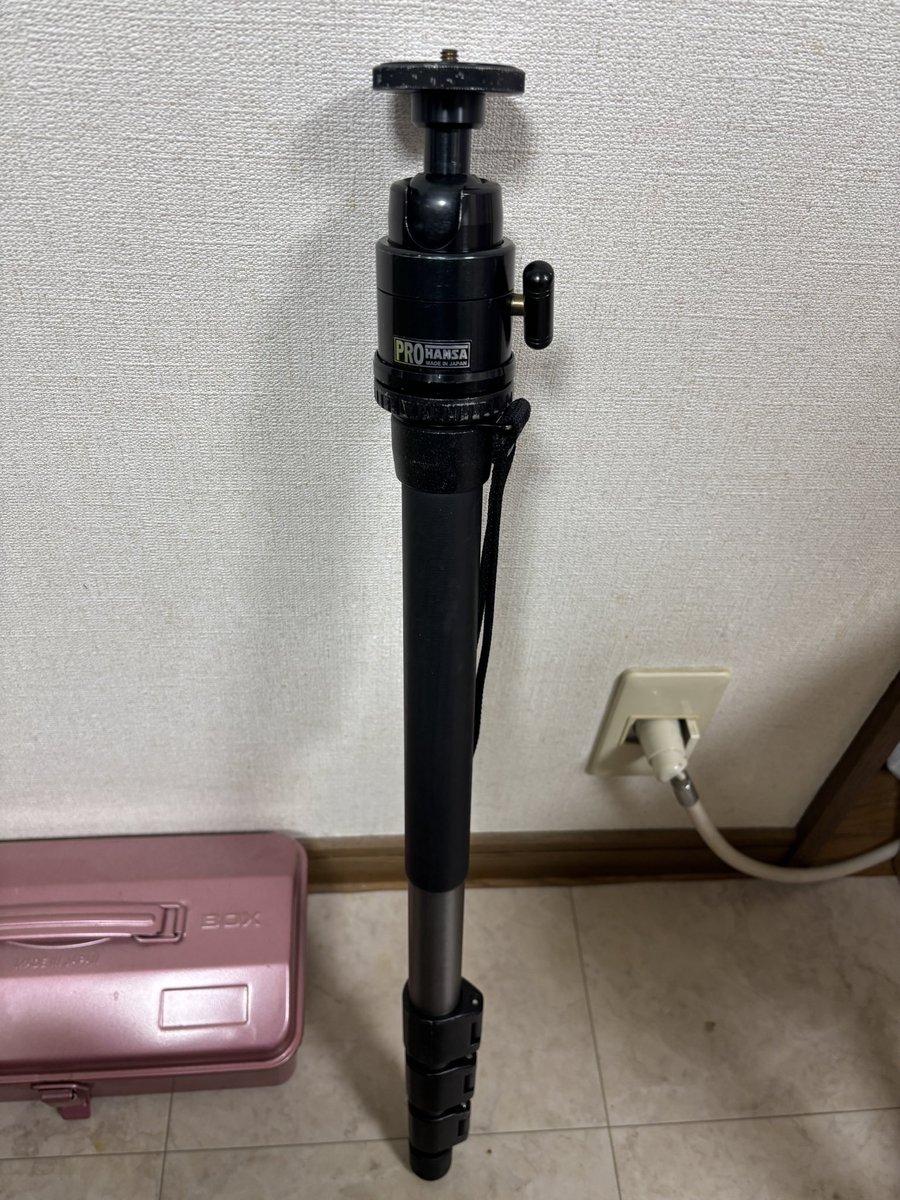 azum0058's tweet photo. 先日三田洞で購入した1,650円で購入したベルボンアルマーニュ（カーボン）に自由雲台が欲しくて、2枚目の一脚を購入しました。長浜店で2,200円。PROHANSAが欲しかったのですが、この一脚の部分も良いものみたいで）プロフェッショナル 高耐久 合金 一脚）ラッキーでした。#ハードオフファミリー https://t.co/YVRUzVyWsN
