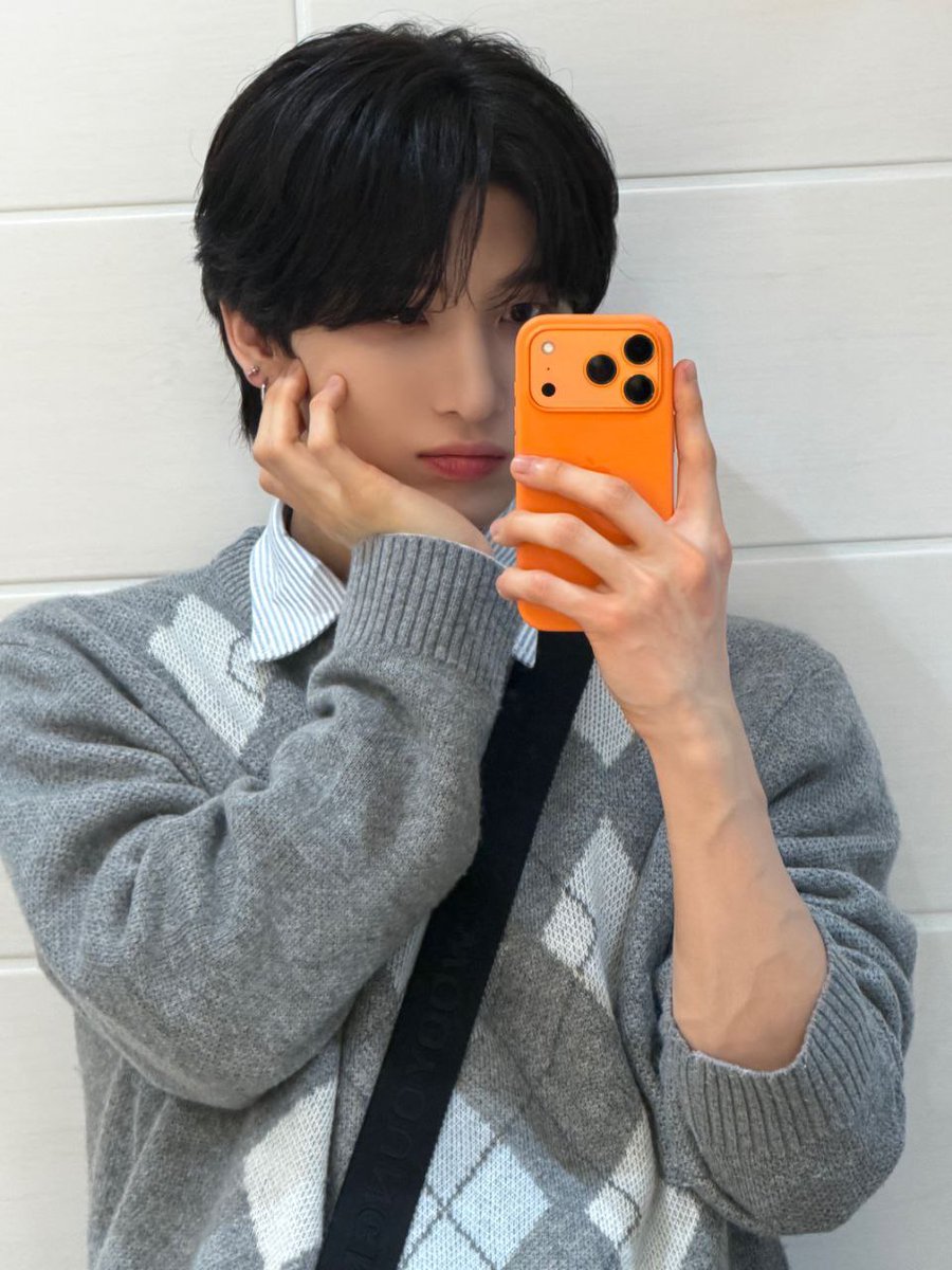 ✎﹏﹏﹏﹏﹏
I caught myself thinking about nothing in particular, so I decided to capture this quiet reflection in the middle of an ordinary day.
•··········•··········•
⠀