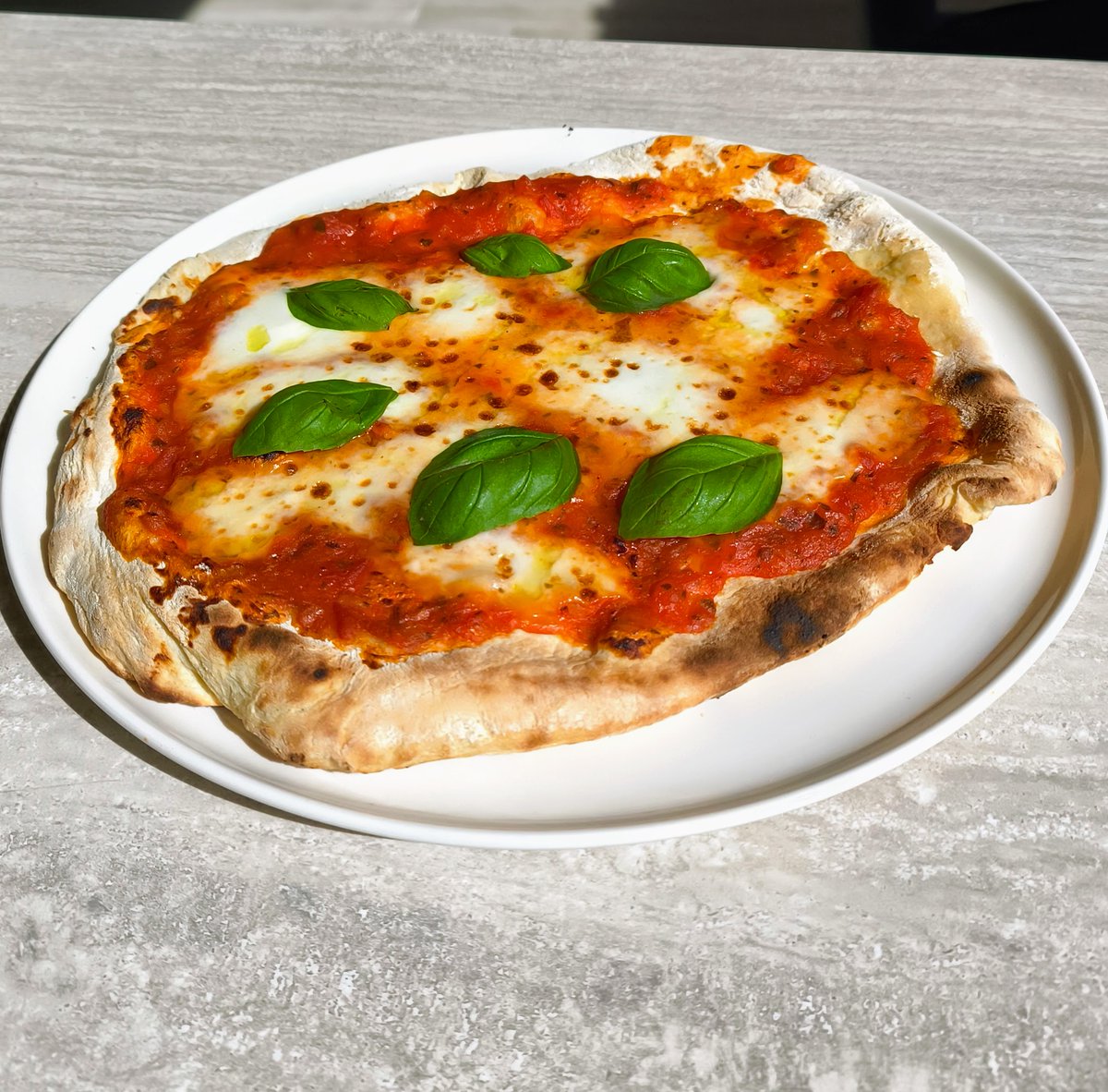 la Margherita...un généreux filet d'huile d'olive, quelques feuilles de basilic, voyage à Napoli ❤️🍕