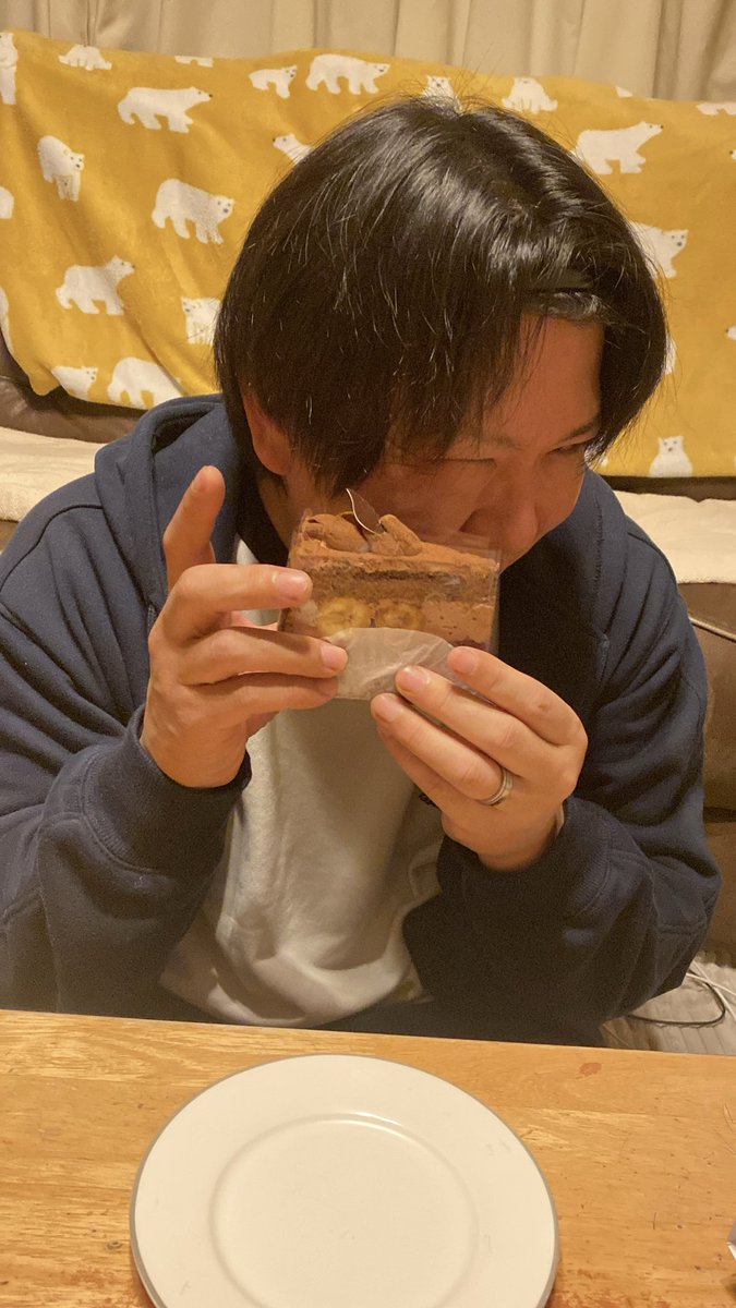 ZARDthunderZO's tweet photo. 夜遅くにチョコケーキとの密会を週刊誌に激写されました🍰💕
事務所から謝罪会見の旨を告げられた今日この頃です
本当に申し訳ございませんでした🙇🏻
デブまっしぐらの罪で逮捕状が出てます🚨👮🏻‍♂️ https://t.co/uEV3baIVFF