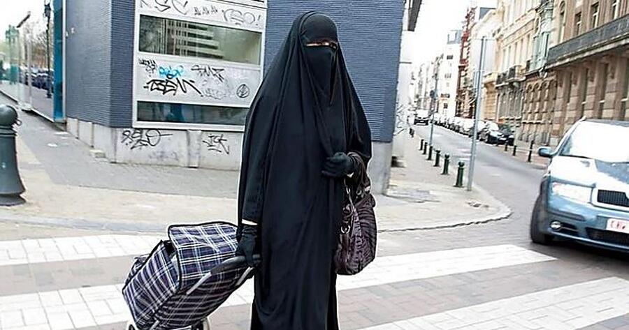 RadioRomaX's tweet photo. 🔴💥 SÉVILLE DIT STOP À L’ISLAMISATION ! 💪🇪🇸
✅ Le conseil municipal interdit la burqa et le niqab dans TOUS les espaces municipaux. Enfin une ville européenne qui refuse le voile intégral ! En France, on attend quoi ? Silence des bobos et des islamo-gauchistes ? PARTAGEZ si vous en voulez autant ici ! 🔥 https://t.co/DhZeOGkA4k #BurqaInterdite #Niqab #Seville #StopIslamisation #Espagne #Fdesouche #Laicite #Reconquete
