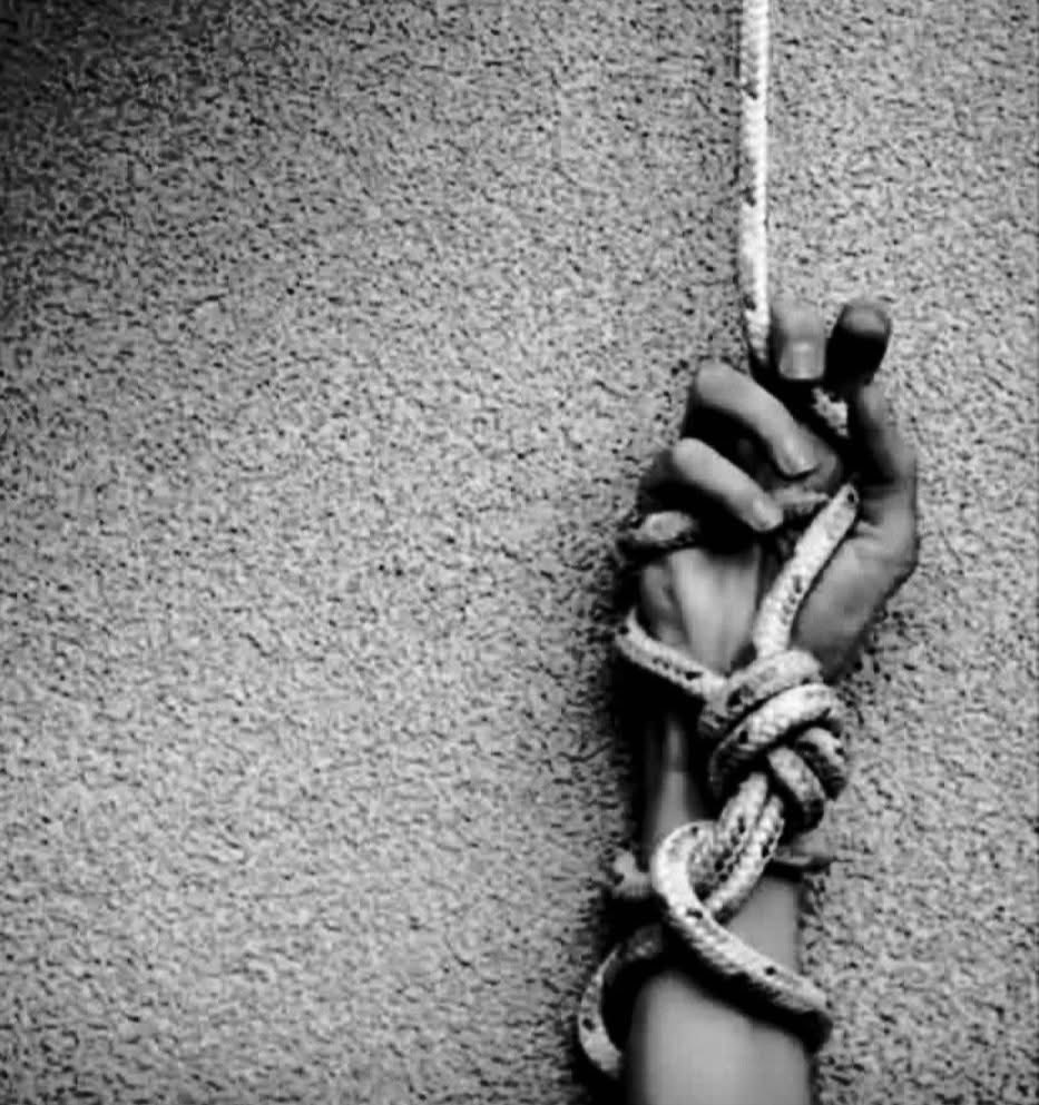 ٠٠ " أحياناً ... حتى الأصابع تستحق الشنـق،..
لأنها كتبت رسائل إشتياق، .. لأشخاص 
لا يستحقونها " ٠٠