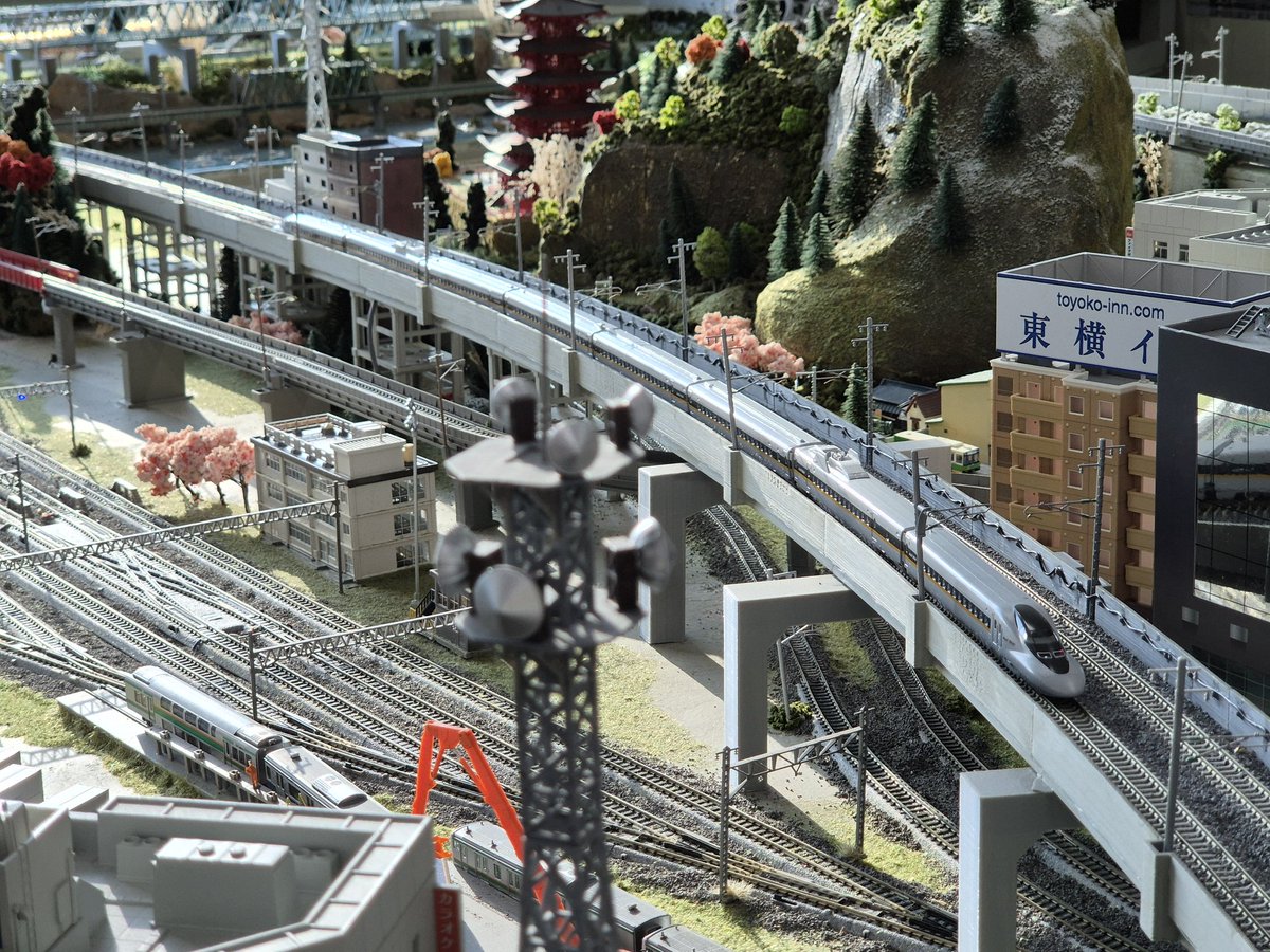 토믹스의 히카리 레일스타를 샀습니다.
첫 n게이지 구입인데 만족스럽네요.
16만원에 8량 편성을 맞출 수 있다니...