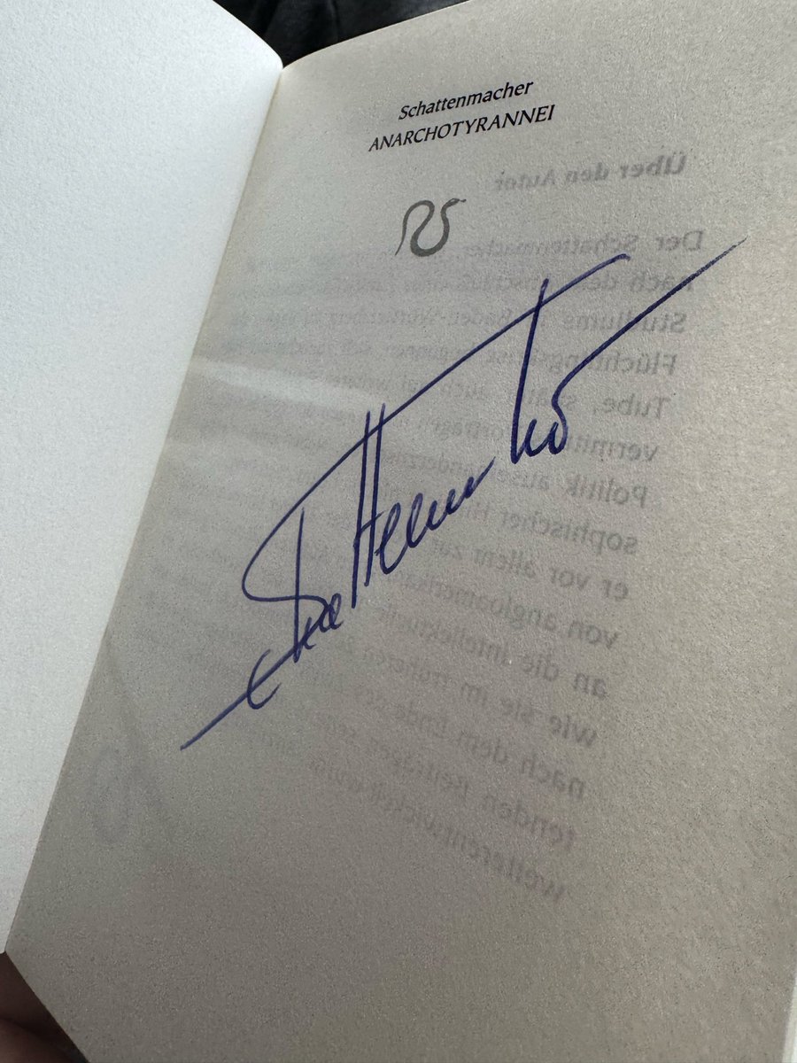 Noch nie so schnell aufgehört, beim Signieren aus Versehen Buchseiten mit meiner Godsrage-Götterfaust zu zerdrücken <a href="/lichtstifter/">Der Schattenmacher</a>
