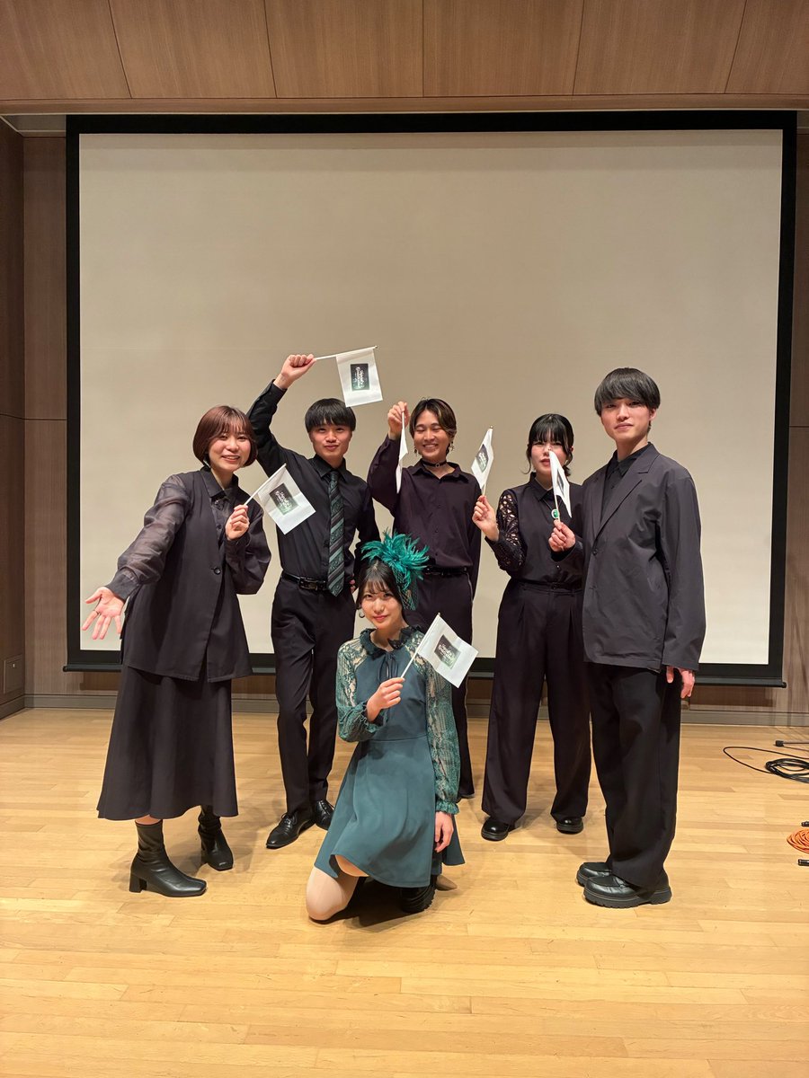 amane_ruku's tweet photo. ニルヴァーナを応援してくれたみなさま、暖かく見守ってくれたみなさま、本当にありがとうございました！！
2年半一緒に走り抜けてきたメンバー大好き本当にありがとう！！
最後の最後にフラットファイブで歌えて嬉しい🍻 https://t.co/dpY1OVRP8B
