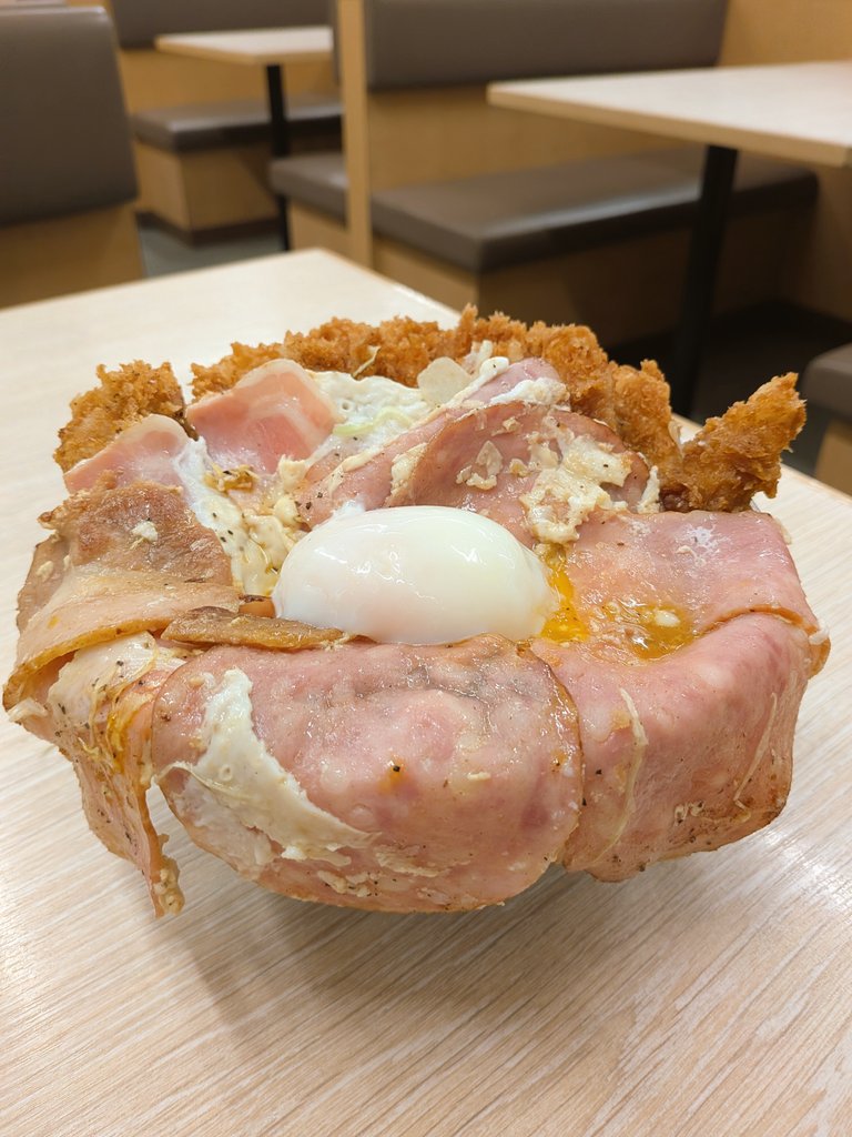 デカ盛りラーメン食べてます(デカさん)🍜 tweet media