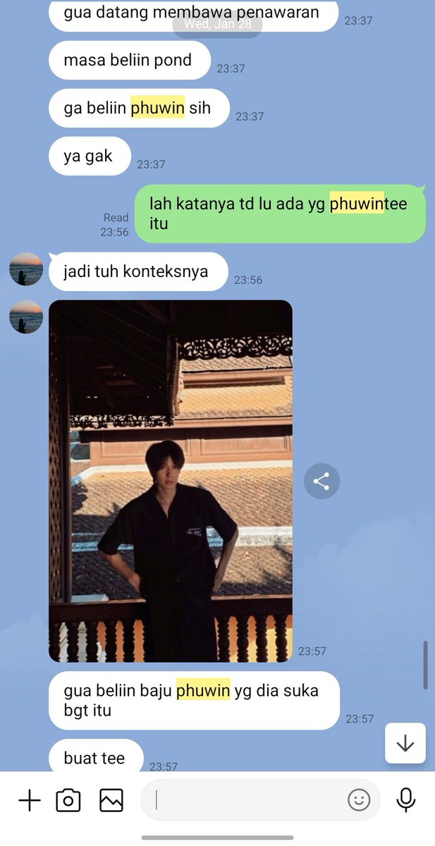 wangybs's tweet image. sebenernya diantara semua kado ini, selain ada jebakan untuk dewtee, ada juga jebakan untuk teephuwin 😋 dan sebenernya dikasih buat kado vday hahahaha 🙂‍↔️ tee beige, phuwin putih 🫶 bener2 si @milktealavender randomly tengah malem memberikan penawaran