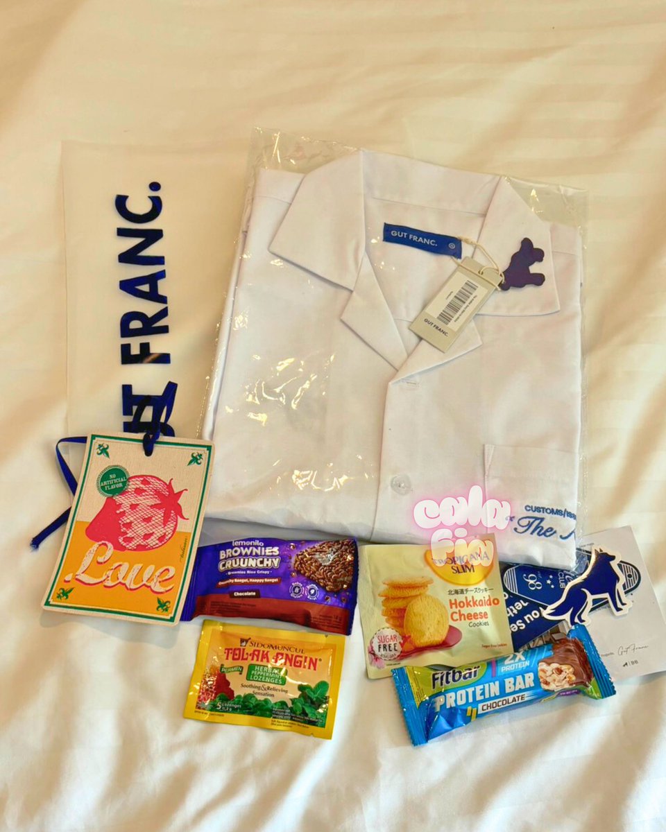 wangybs's tweet image. sebenernya diantara semua kado ini, selain ada jebakan untuk dewtee, ada juga jebakan untuk teephuwin 😋 dan sebenernya dikasih buat kado vday hahahaha 🙂‍↔️ tee beige, phuwin putih 🫶 bener2 si @milktealavender randomly tengah malem memberikan penawaran