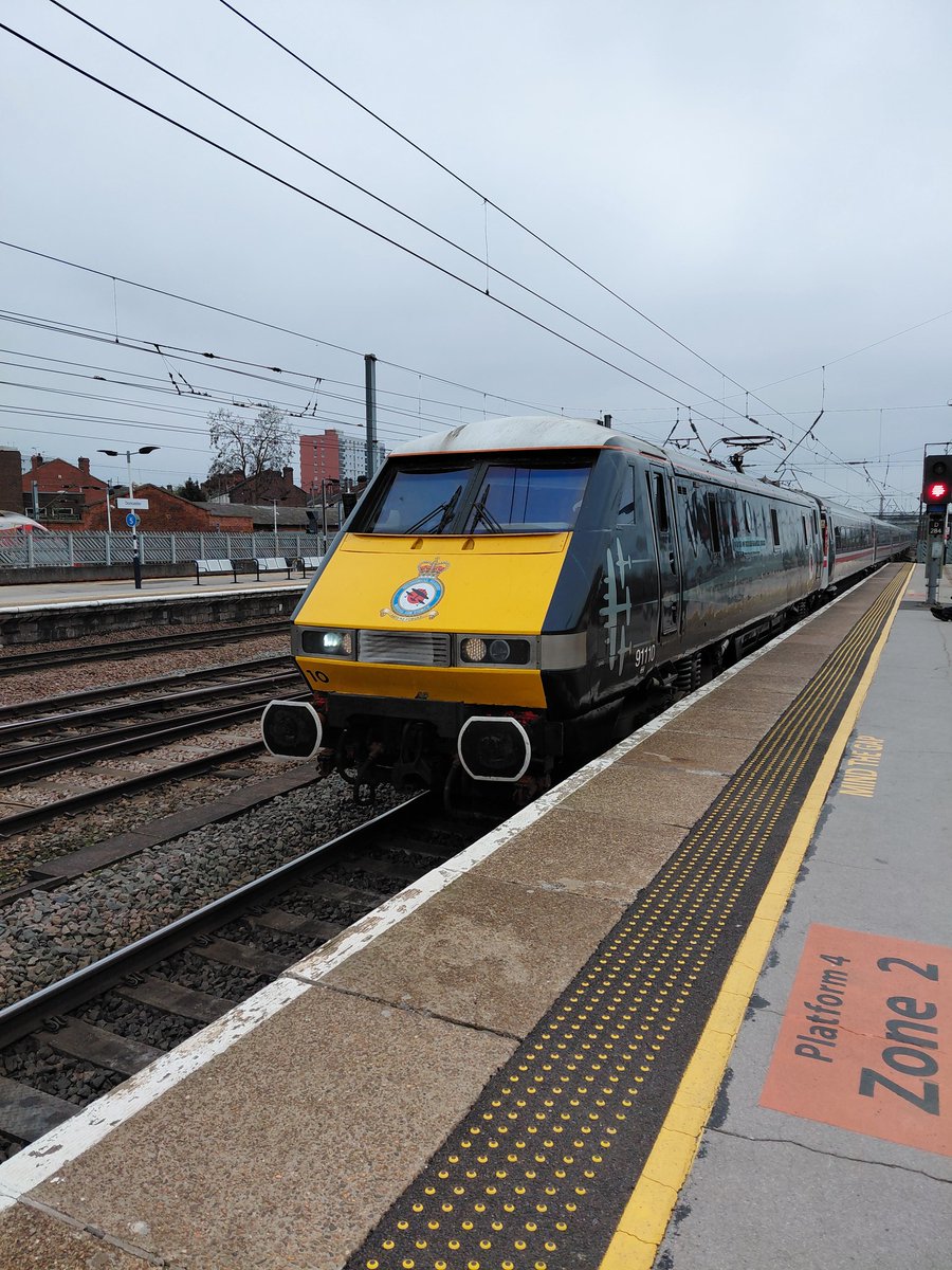 Cleveleys142's tweet image. Always like bumping into 91 110 (BOB) @LNER #doncaster #ECML #225