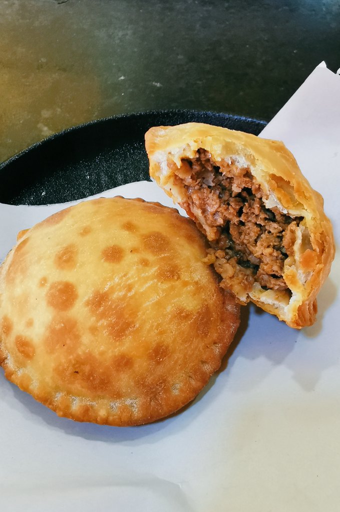 xwvzla's tweet image. Aquí de lo mas feliz comiendo en mi ciudad los famosos pastelitos zulianos y como disfrutaba yo en #Maracaibo desayunar esto. Ya fueran de pizza, pollo, carne, queso y jamón entre otros sabores con una malta o un jugo natural #BuenosDias #Venezuela