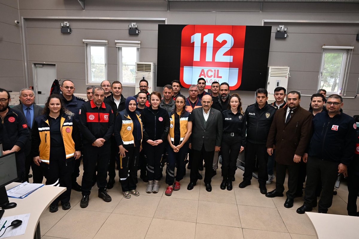 ahmetakin's tweet photo. Bizler huzurla bayram yapalım diye onlar görevinin başında, nöbetteler...

Valimiz Sn. İsmail Ustaoğlu ile birlikte Bursa Yolu Kontrol Noktası'ndaki emniyet güçlerimizi, İtfaiyemizi ve 112 Acil Çağrı Merkezi Müdürlüğü'nde çalışan kardeşlerimizi ziyaret edip bayramlaştık. Milletimizin huzuru, sağlığı ve güvenliği için gece gündüz demeden emek veren tüm kahramanlarımızın ve ailelerinin bayramını kutluyorum.

@valiustaoglu @TC_Balikesir