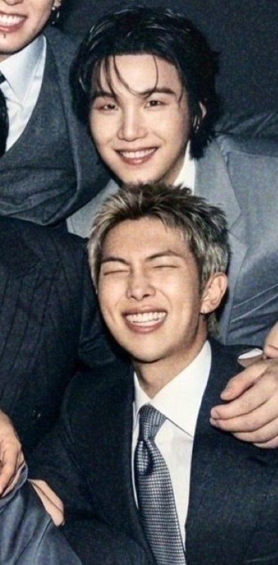 namgi kiss on stage at bts world tour tweet media