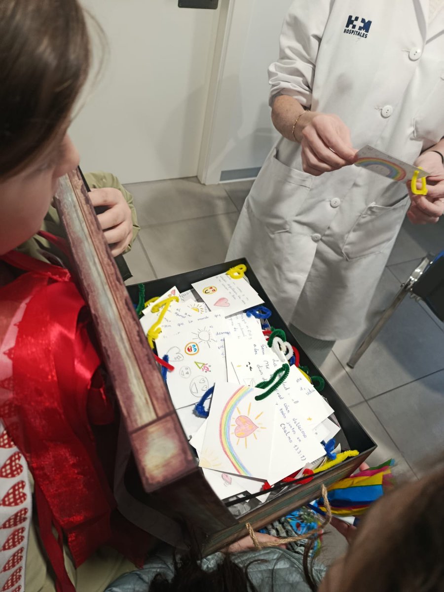 HMHOSPITALES's tweet image. Hoy, en el Día Internacional de la #Felicidad, recibimos en el Hospital HM Santísima Trinidad una visita muy especial 💙 Alumnos de 3º y 4º del Colegio Maristas de Salamanca han querido sorprender a nuestros pediatras con unos llaveros hechos por ellos mismos.

Un gesto lleno de