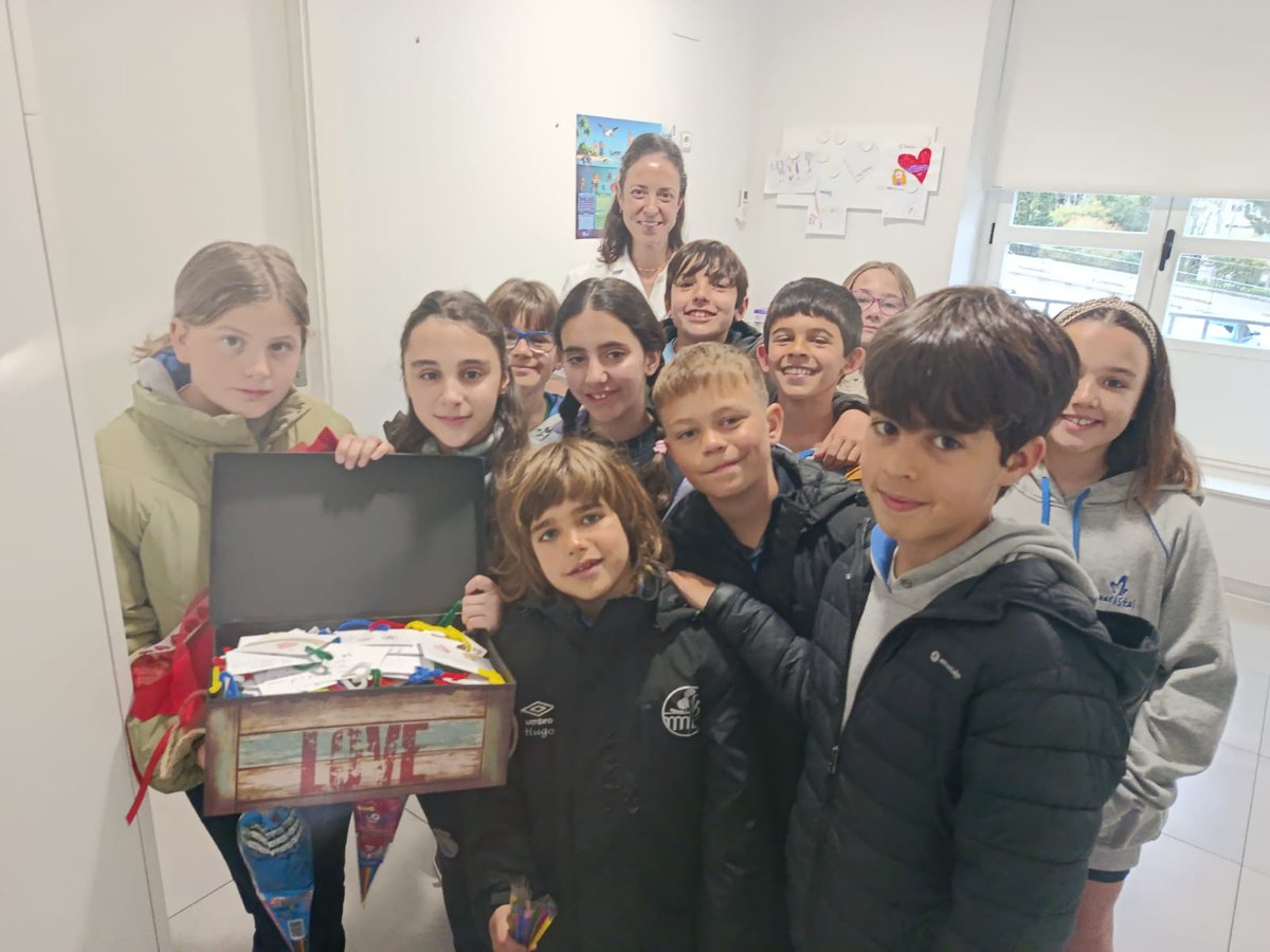 HMHOSPITALES's tweet image. Hoy, en el Día Internacional de la #Felicidad, recibimos en el Hospital HM Santísima Trinidad una visita muy especial 💙 Alumnos de 3º y 4º del Colegio Maristas de Salamanca han querido sorprender a nuestros pediatras con unos llaveros hechos por ellos mismos.

Un gesto lleno de