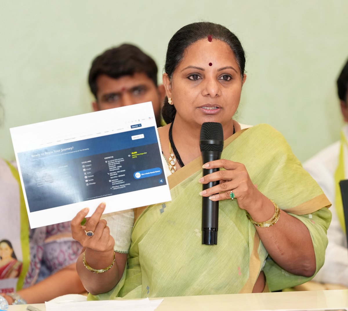 OfficeOfKavitha's tweet photo. తెలంగాణ జాగృతి అధ్యక్షురాలు కల్వకుంట్ల కవిత గారు మీడియాతో మాట్లాడుతూ...

ఇది ఫేక్, రివిజన్, ప్యాబ్రికేటెడ్ బడ్జెట్

🔹ఒక్కో కుటుంబంపై రూ.9 లక్షల అప్పుమోపారు.

🔹బీసీలు, మహిళలు, నిరుద్యోగులు, రైతులు, వికలాంగులు అందరినీ మోసం చేశారు.

🔹బడ్జెట్ లో తెలంగాణ ఉద్యమకారులను పూర్తిగా విస్మరించారు

🔹మోడీ బడే భాయ్ అని ఢిల్లీకి పోయి వంద రూపాయలు కూడా తేలేదు.

🔹కాంగ్రెస్ నాయకులు ఒకరిని మించి ఒకరు ఫేక్ తున్నారు అందుకే ఇది ఫేక్, ఫేకర్, ఫేకెస్ట్ ప్రభుత్వం.

🔹రాహుల్ గాంధీ మా హైదరాబాదీ సలీం ఫేక్ లాంటి వ్యక్తి.. సలీం ఫేక్ తన ఫేక్ తో కనీసం ప్రజలను నవ్విస్తాడు.. రాహుల్ మా ప్రజలను ఏడిపిస్తున్నడు
 
🔹అందుకే ఇక నుంచి రాహుల్ గాంధీకి "రాహుల్ ఫేక్" అని నామకరణం చేస్తున్నాం

🔹🔹కాంగ్రెస్ ప్రభుత్వం ఫేక్, రివిజన్, ప్యాబ్రికేటెడ్ బడ్జెట్ ప్రవేశపెట్టిందని తెలంగాణ జాగృతి అధ్యక్షురాలు కల్వకుంట్ల కవిత మండిపడ్డారు. బీసీలు, మహిళలు, నిరుద్యోగులు, రైతులు, వికలాంగులు, మైనార్టీల ఇలా అన్ని వర్గాలకు బడ్జెట్ లో అన్యాయం చేశారని అన్నారు. బంజారాహిల్స్ లోని తెలంగాణ జాగృతి కార్యాలయంలో శుక్రవారం నిర్వహించిన ప్రెస్ మీట్ లో మాట్లాడారు. రైతుభరోసా, చేయూత పింఛన్లు సహా చాలా రంగాలకు గతేడాది కేటాయించిన నిధులనే అక్షరం మార్చకుండా అలాగే కొత్త బడ్జెట్ లోనూ పెట్టారని తెలిపారు. ఈ ప్రభుత్వానికి కనీస విజన్ కూడా లేదని అందుకే ఇది రివిజన్ బడ్జెట్ అంటున్నామని మండిపడ్డారు. ఏటా బీసీలకు రూ. 20 వేల కోట్లు కేటాయిస్తామంటూ రాహుల్ గాంధీ, ప్రియాంక గాంధీ ఫేకారని.. కానీ బడ్జెట్ లో మాత్రం 4 శాతం నిధులే కేటాయించి బీసీలను మోసం చేశారన్నారు. రాష్ట్ర జనాభాలో 56 శాతం మంది ఉన్న బీసీలకు 4 శాతం నిధులు ఇవ్వడం ఏమిటని నిలదీశారు.

🔹లక్షల కోట్లు అప్పులు తెస్తున్న రేవంత్ సర్కార్ ఆ డబ్బులను ఏం చేస్తుందని ప్రశ్నించారు. దాదాపు 8 లక్షల 64 వేల కోట్లు అప్పు చేసి ప్రతి ఒక్కరి తలపై రూ. 2 లక్షల 16 వేల భారం మోపారన్నారు. ఒక్కో కుటుంబంపై రేవంత్ రెడ్డి ప్రభుత్వం రూ.9 లక్షల అప్పుల భారం మోపిందన్నారు. లక్షల కోట్ల అప్పులు తెచ్చినా ప్రజలకు మాత్రం పైసా మేలు జరగలేదన్నారు. మోడీ తన బడే భాయ్ అంటూ ఎన్నోసార్లు ఢిల్లీకి వెళ్లిన సీఎం రేవంత్ రెడ్డి కేంద్రం నుంచి ఒక్క పైసా కూడా ఎందుకు తేలేదో చెప్పాలని నిలదీశారు. ప్రజలకు మేలు చేయటం చేతకాని కాంగ్రెస్ నాయకులు ఒకరిని మించి ఒకరు ఫేక్ తున్నారని మండిపడ్డారు. అందుకే ఇది ఫేక్, ఫేకర్, ఫేకెస్ట్ ప్రభుత్వమని కవిత విమర్శించారు. 

రాహుల్ ఫేక్

🔹ఎన్నికల సమయంలో తెలంగాణకు వచ్చి పెద్ద ఎత్తున హామీలిచ్చిన రాహుల్ గాంధీపై కవిత తీవ్ర విమర్శలు చేశారు. ఆయన ఇచ్చిన హామీలన్నీ కూడా ఫేకే అన్నారు. హైదరాబాద్ లో సలీం ఫేక్ అనే నటుడి మాదిరిగానే రాహుల్ గాంధీ కూడా ఫేక్ మాటలు చెబుతుంటాడని విమర్శించారు. అందుకే ఇక నుంచి రాహుల్ గాంధీకి రాహుల్ ఫేక్ గా నామకరణం చేస్తున్నామన్నారు. సలీం ఫేక్ తన మాటలతో నవ్విస్తే...రాహుల్ గాంధీ మాత్రం తెలంగాణ ప్రజలను ఏడిపిస్తున్నారని మండిపడ్డారు. తెలంగాణకు ఎప్పుడు వచ్చిన సరే ఆయన ఇచ్చిన హామీలపై నిలదీస్తామన్నారు. 

నిరుద్యోగంలో రైజింగ్

🔹బడ్జెట్ లో తెలంగాణ ఉద్యమకారులను ఈ ప్రభుత్వం పూర్తిగా విస్మరించిందన్నారు. మహిళలకు రూ.2,500 ఇస్తామన్న స్కీం ఈసారి కూడా పత్తా లేదన్నారు. ఇందిరమ్మ ఇళ్లకు సంబంధించి గతేడాదితో పోల్చితే రూ.7 వేల కోట్లు కోత పెట్టారని అన్నారు. సింగరేణి, ట్రాన్స్, జెన్ కో లకు ఇవ్వాల్సిన 1.50 లక్షల కోట్లను వెంటనే చెల్లించాలని డిమాండ్ చేశారు. కొత్త ఉద్యోగాల నియామకాలకు ఎలాంటి కేటాయింపులు లేవని, ఉద్యోగులు, పెన్షనర్లకు బడ్జెట్ లో ఎలాంటి కొత్త కేటాయింపులు లేవన్నారు. కమీషన్లు వచ్చే యంగ్ ఇండియా స్కూళ్లకు మాత్రం రూ.5 వేల కోట్లు కేటాయించారని కానీ టీచర్ల రిక్రూట్ మెంట్ లేకుండా స్కూల్స్ నిర్మించి ఏం ప్రయోజనమని ప్రశ్నించారు. వరల్డ్ బ్యాంక్ ను మన భూములు ధారాదత్తం చేసే మూసీ ప్రాజెక్టుకు నిధులు కేటాయించారని అన్నారు. 3.24 లక్షల కోట్ల బడ్జెట్ లో క్యాపిటల్ ఎక్స్ పెండీచర్ కేవలం రూ.50 వేల కోట్లలోపేనని ఇలాగైనా సంపద సృష్టి ఎలా సాధ్యమవుతుందని ప్రశ్నించారు. రెవెన్యూ సర్ ప్లస్, కేంద్రం నుంచి వచ్చే గ్రాంట్లలో అంచనాలను పెంచి ప్రజలను మోసం చేశారని కవిత అన్నారు. కోటి మంది మహిళలను కోటీశ్వరులను చేయడం అన్నింటికి మించిన ఫేక్ అన్నారు.

🔹తెలంగాణ రైజింగ్ అంటూ ముఖ్యమంత్రి పెద్ద పెద్ద మాటలు మాట్లాడుతుంటారని కానీ నిరుద్యోగంలో మనం రైజింగ్ అవుతున్నామని కవిత చెప్పారు. స్టేట్ ఆఫ్ వర్కింగ్ అనే సర్వే సంస్థ చేసిన సర్వేలో తెలంగాణలో పెద్ద ఎత్తున నిరుద్యోగం ఉందని తేలిందని చెప్పారు. మహిళల విషయంలో 50 శాతం నిరుద్యోగిత రేటు ఉండటం ఆందోళన కలిగించే అంశమన్నారు. ఇక ఆహారం కల్తీ విషయంలోనూ ఈ ప్రభుత్వం నిమ్మకు నీరెత్తినట్లు వ్యవహరిస్తుందని మండిపడ్డారు. స్త్రీ నిధి విభాగంలో 14 ఏళ్లుగా ఓ దయ్యం ఉందన కవిత అన్నారు. జి. విద్యాసాగర్ రెడ్డి అనే వ్యక్తి గత బీఆర్ఎస్, ఇప్పుడు కాంగ్రెస్ ప్రభుత్వాలను మేనేజ్ చేసి ఇప్పటికీ ఉద్యోగంలో కొనసాగుతున్నారన్నారు. అతను చేసే అక్రమాలపై విచారణ కమిషన్ వేసినప్పటికీ ఇప్పటికీ చర్యలు ఎందుకు తీసుకోలేదని ప్రశ్నించారు. వెంటనే మంత్రి సీతక్క ఎంక్వైరీ చేయించి విద్యాసాగర్ ను తొలగించాలని డిమాండ్ చేశారు.

🔹యంగ్ స్కిల్స్ యూనివర్సిటీ గురించి బడ్జెట్ లో గొప్పలకు పోయారని.. ఆ సంస్థ వెబ్ సైట్ లో 64 వేల మంది ఎన్ రోల్ చేసుకున్నట్టుగా ఫేక్ ప్రచారం చేసుకుంటున్నారని.. వాస్తవానికి స్కిల్ యూనివర్సిటీలో ఎన్ రోల్ చేసుకున్నది 960 మంది మాత్రమేనని అన్నారు. వెంటనే యూనివర్సిటీ వెబ్ సైట్ లోని తప్పుడు సమాచారాన్ని తొలగించాలని డిమాండ్ చేశారు. ప్రభుత్వ ఉద్యోగాల నియామకాలపైనా కాంగ్రెస్ ప్రభుత్వం తప్పుడు ప్రచారం చేసుకుంటోందని మండిపడ్డారు. కేవలం 13 వేల ఉద్యోగాలు భర్తీ చేసి 60 వేల ఉద్యోగాలు భర్తీ చేశామని చెప్పుకోవడం ఈ ప్రభుత్వానికే చెల్లిందన్నారు. తాము ప్రజా బడ్జెట్ లో లేవనెత్తిన కోట్లాది మంది ప్రజల ఆకాంక్షలు ఈ బడ్జెట్ లో ప్రతిఫలివంచలేదన్నారు. మైనార్టీలు, దివ్యాంగుల సంక్షేమానికి ఆశించిన స్థాయిలో కేటాయింపులు లేవన్నారు. బడ్జెట్ లో కేటాయింపులు చేయకున్నా, రివైజ్డ్ ఎస్టిమేట్స్ లో అవకాశం దక్కని రంగాలకు ప్రాధాన్యత ఇవ్వచ్చని ఆ దిశగా ప్రభుత్వం ఆలోచన చేయాలని డిమాండ్ చేశారు.