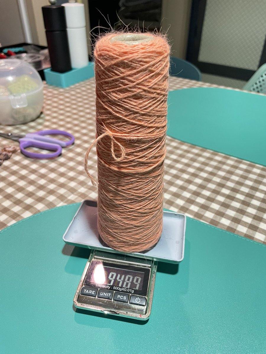 #뜨개장터 #뜨개벼룩
파인아트얀 로헤 피치퍼즈컬러
2콘에 나뉘어져있으며 2콘과 지관 모두 합한 무게 176g
지관에 지관무게가 29g이라 써져있어서 지관 제외하면 118g, 590m입니다.
운미포 8천원