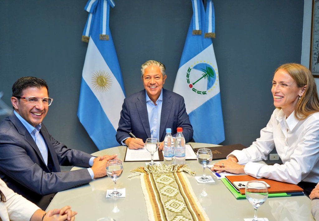 Rolo_Figueroa's tweet photo. SENILLOSA CRECE CON MÁS ESPACIOS PARA LA COMUNIDAD

Firmamos un convenio para construir un nuevo espacio comunitario y deportivo en Senillosa. Una obra que fortalece el encuentro, el deporte y la vida social, con más oportunidades para vecinos y vecinas.

Delegamos la obra al municipio para avanzar más rápido y mejor, priorizando el compre local. Es el modelo neuquino: ordenar para redistribuir y llevar soluciones concretas a cada localidad.
