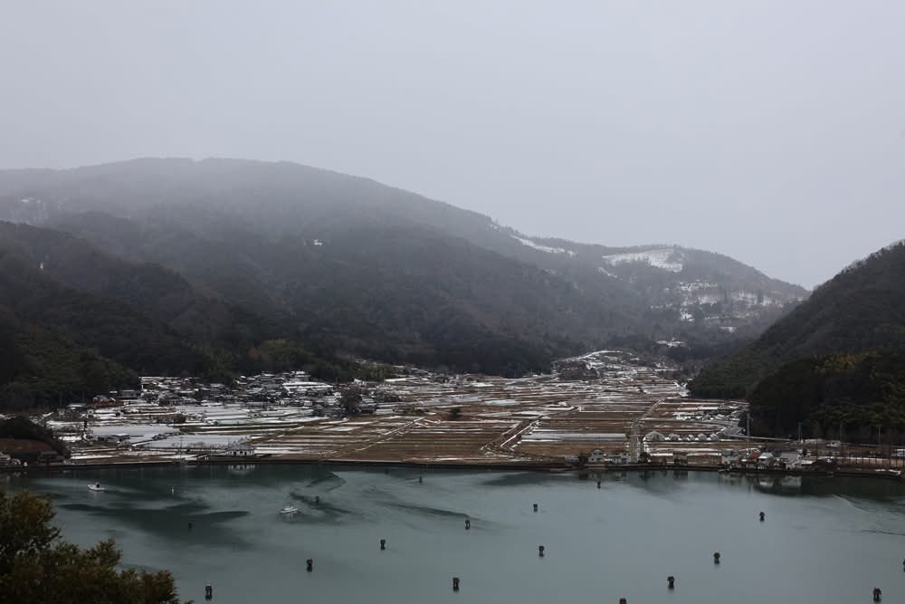 Military_Anny's tweet photo. 走進 舞鶴引揚記念館，
不像在參觀，
更像被拉進一段歷史。

黑麵包、松果、簡陋餐具——
那些不是展品，是撐過生存的痕跡。

二戰後，滯留異地的人們，
在寒冷與勞動中，等一個回家。

你會明白，
「活下來」本身就不容易。

戰爭結束了，
但記憶沒有。

📍 https://t.co/NPZcCG41QM

#日本 #舞鶴 https://t.co/eWxUOSdM3V