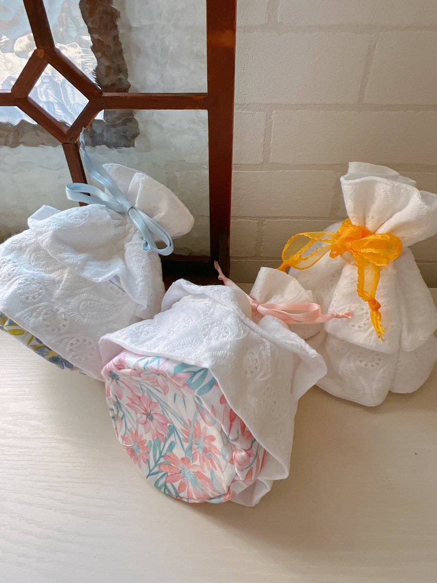 4月11日に地元のお寺のはなまつりに参加するので和な巾着を作ってみたよ〜🫶

ヨーヨーや金魚すくいの袋、かき氷な文庫本ケースなどお祭り感あるしお気に入り🥰和巾着は私の一押し布！
はな祭りの名前に合わせて横にするとブーケ💐に見える巾着も♡
ヨーヨーは釣ってもらうよ〜！！