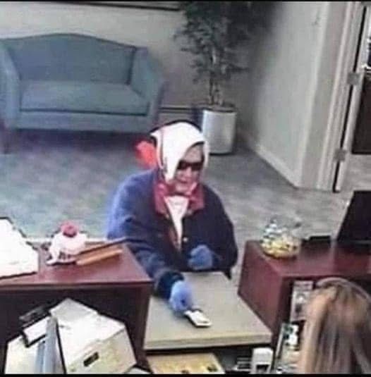 SofiaSici's tweet photo. Esta anciana le entregó su tarjeta bancaria al cajero y dijo: "Quisiera retirar 10 dólares".

 El cajero le respondió: "Para retiros inferiores a 100 dólares, utilice el cajero automático". La anciana quiso saber por qué...

La cajera le devolvió la tarjeta y le dijo: "Estas son las reglas, por favor, váyase si no tiene nada más que decir. Hay una fila de clientes detrás de usted".

La anciana permaneció en silencio unos segundos, le devolvió la tarjeta a la cajera y le dijo: «Por favor, ayúdeme a retirar todo el dinero que tengo». 

La cajera se sorprendió al comprobar el saldo de la cuenta. Asintió con la cabeza, se inclinó y le dijo respetuosamente: «Tiene 300.000 dólares en su cuenta, pero el banco no dispone de tanto efectivo en este momento. ¿Podría concertar una cita y volver mañana?».

La anciana preguntó entonces cuánto podía retirar de inmediato. El cajero le dijo que cualquier cantidad hasta $3000. "Bueno, por favor, deme $3000 ahora mismo". El cajero, muy amablemente y con una sonrisa, le entregó los $3000.

La anciana guardó 10 dólares en su bolso y le pidió al cajero que le depositara 2990 dólares en su cuenta.

La moraleja de esta historia es:

No seas exigente con las personas mayores, ¡han dedicado toda una vida a aprender esa habilidad!

Si te ha gustado, suscríbete a nuestra Newsletter para recibir contenido diario sobre IA.

GRATIS 👇
https://t.co/5OI4CQ8Hqj