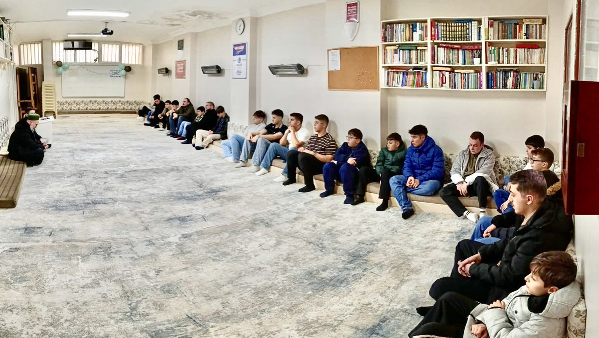 agd_pendik's tweet photo. 🔻Mahalle Bayramlaşma Programları
📌 Fevziçakmak mahalle büromuzda gençlerimizle bir araya gelerek bayramlaşma programımızı gerçekleştirdik.
#BirYıIdizinizinde #FetihNesli #varolsunliseler https://t.co/MdBcNmAXB1