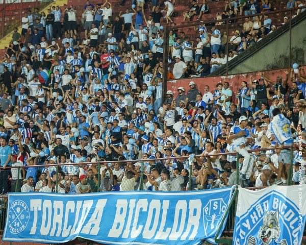 EstagBicolor's tweet photo. Foi um excelente público do remo no Maracanã.

Mas, invasão de verdade foi em 2015.

A torcida bicolor tomou o Engenhão na Série B contra o Botafogo e marcou boa presença também contra o Fluminense na Copa do Brasil daquele ano.

Enquanto isso, me prometeram 50 mil na série A no Mangueirão todo jogo, mas a realidade é: 

Foram humilhados dentro e fora de campo no paraense e perderam o título pra um time do Paysandu na série C e com sub-20.

Estão usando só metade do mangueirão, média de 19 mil por jogo, modestíssima pra um time que estava longe da elite a 32 anos,  expectativa de menos de 15 mil contra o Bahia.

Estão na lanterna e com o iminente rebaixamento, em breve estarão jogando no Baenão por falta de público.

E só pra lembrar: o Paysandu teve a maior média de público da Série A em 2002 . Único clube do Norte a ter esse feito.

Tem outra, a torcida do Paysandu esgotou os ingressos contra a Portuguesa no Canindé e teve o maior público visitante da copa do Brasil de 2026 até então.

Menos promessa, mais história.