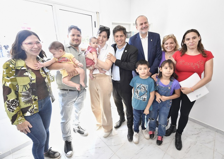 AgenciaComBA's tweet photo. 📢El gobernador Axel Kicillof entregó 101 viviendas a familias de Bahía Blanca
https://t.co/MpaVgPOTHL
@BAProvincia @sbatakis #AxelKicillof, @gkatopodis #GabrielKatopodis #URCO #BahíaBlanca #Viviendas #FedericoSusbielles #ComBA #SilvinaBatakis @kicillofok https://t.co/xwPscvcgV2