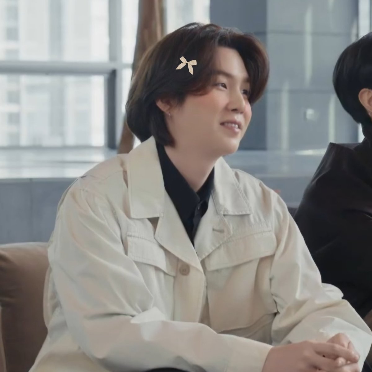 bow in yoongi's hair 🪭 tweet media