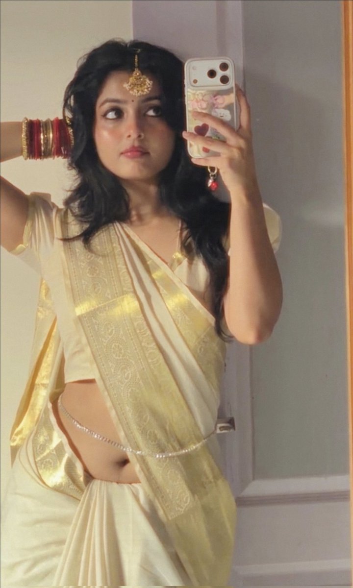 While I was getting ready, I sent him💚 this selfie...

He replied: Mashallah mere Eid ka Chand ho tum💚

Me: Kal aapki Chand aane wali hai 

He: Maine toh Chand ka deedar aaj h kar liya 💚

Me: Ufffff ab bas karo ☺️ and I leaked 💦