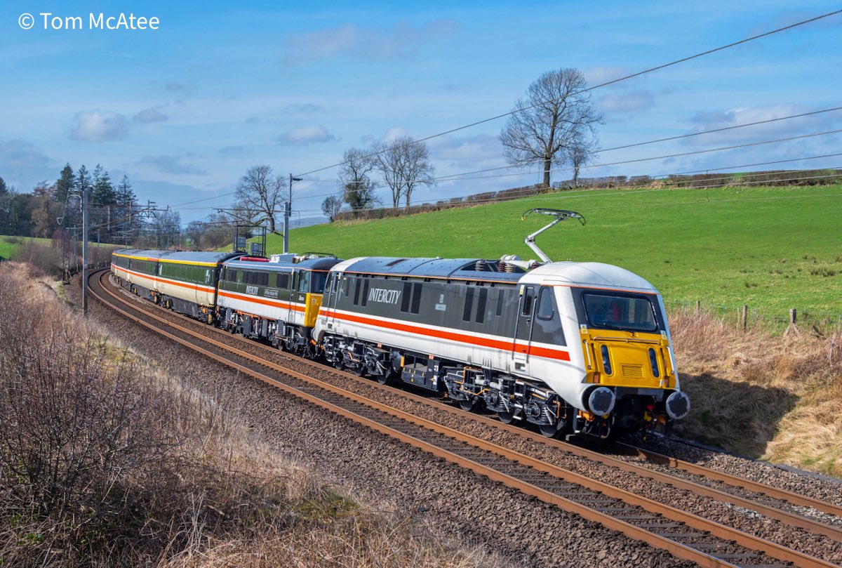 McateeTom's tweet image. 89001 &amp;amp; 86101 head through the Cumbrian Fells with the 09:29 Crewe to Tebay test run at Grayrigg. 📸 ☀️ @LocoServicesGrp 

⭐️ Prints available 🚂🏞️➡️ 
railwayartprintshop.etsy.com/uk/listing/447…

#britishrailways #intercity #spring 
#ukrail #railway #cumbria #trains