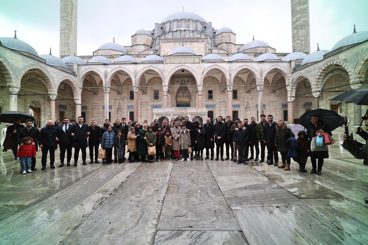 “Ulu mâbedde karıştım vatanın birliğine.
Çok şükür Allaha, gördüm, bu saatlerde yine
Yaşayanlarla beraber bulunan ervâhı.
Doludur gönlüm ışıklarla bu bayram sabahı.”

Bayram sabahını Süleymaniye Camii’nin manevi ikliminde, çocuklarımızın neşesi ve dualarımızın huzuruyla