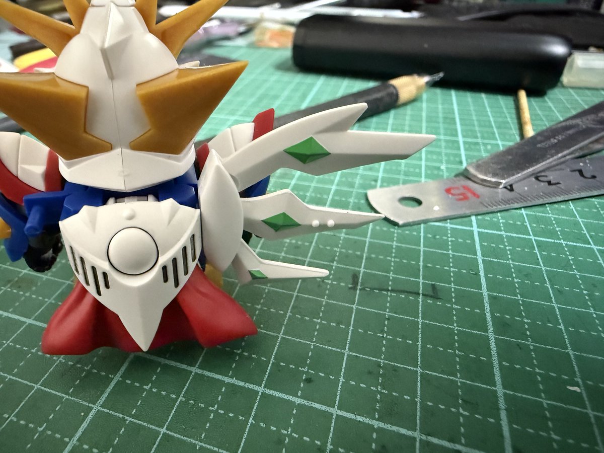 namidayuki_'s tweet photo. スペリオルカイザーの太陽騎士ゴッドの
←のパーツが切り離したら
独立可動になるってポスト見てしまったから
やるしかないよね…
てか3点固定になってる時点で
やらせるつもりだったでしょこれ🫠

童心にかえって多少のスミ入れだけにしようと思ってたのに🫠 https://t.co/1DxEqjjdGa