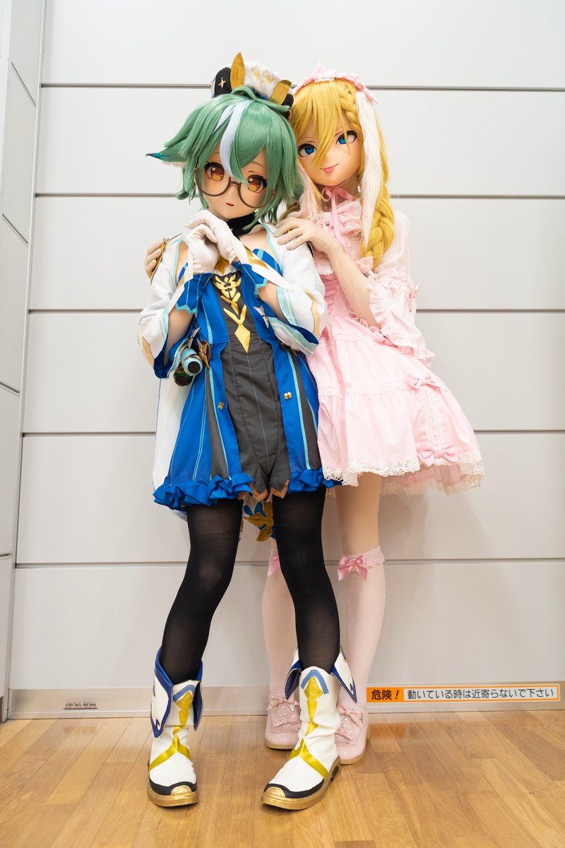 RiohEQG's tweet photo. これは可愛くてオシャレなスクロースちゃん(@KigSetsume) を背後から襲う悪い金髪少女…😋

撮ってくれた📸のはShun先生 (@shun_rubber) 🙏
#kig_doll4 https://t.co/o2leaEZfVw