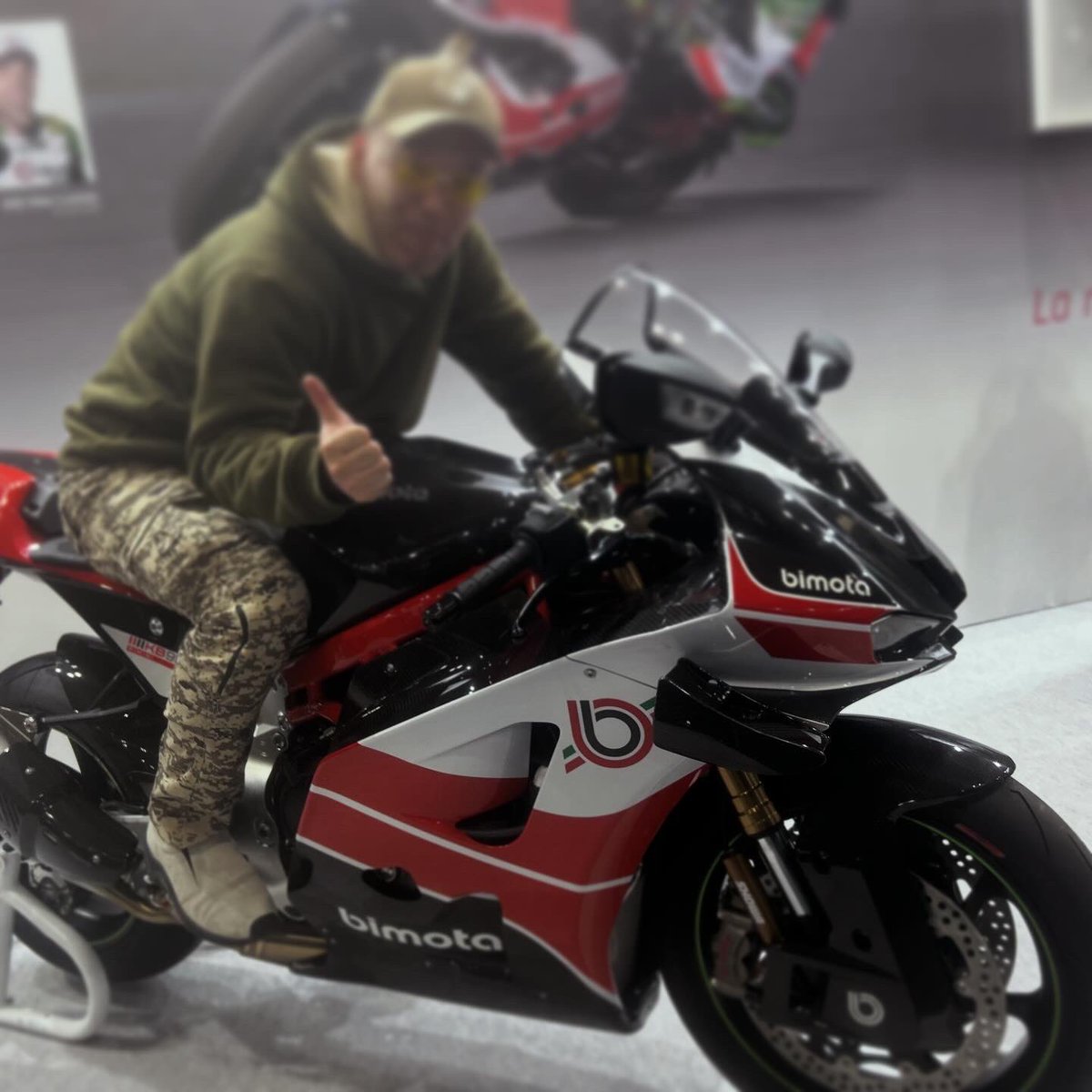 sxmtz's tweet photo. おじさんだらけの大阪モーターサイクルショー。今年も楽しかった。迷彩柄の服と皮率高し。 https://t.co/yIMHgJDJZv