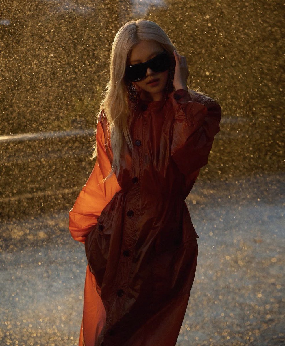 ROSÉ about what she’d like to say to 19-year-old Rosé just starting in Blackpink?

« I would probably say that you really do figure everything out. Even when it feels like you don’t understand anything and you’re scared to be a failure, you find a way. Every big and small