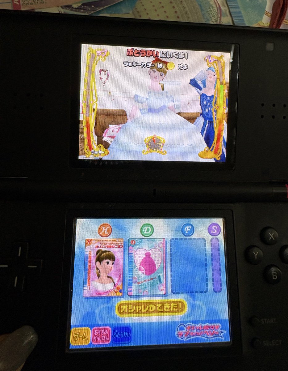 02359sa's tweet photo. ラブベリ詳しい方教えてください

約16年前に友達の家で、オシャレ作成機能を使ってオリジナルドレスアップカードを作りました。
本来は緑・赤・青・黒の4色しか選べないはずなのに、このときなぜか白色を選ぶことができました。
これはなぜなのでしょうか？

 #ラブベリ
 #オシャレ魔女ラブandベリー https://t.co/tEr1bJNIWU