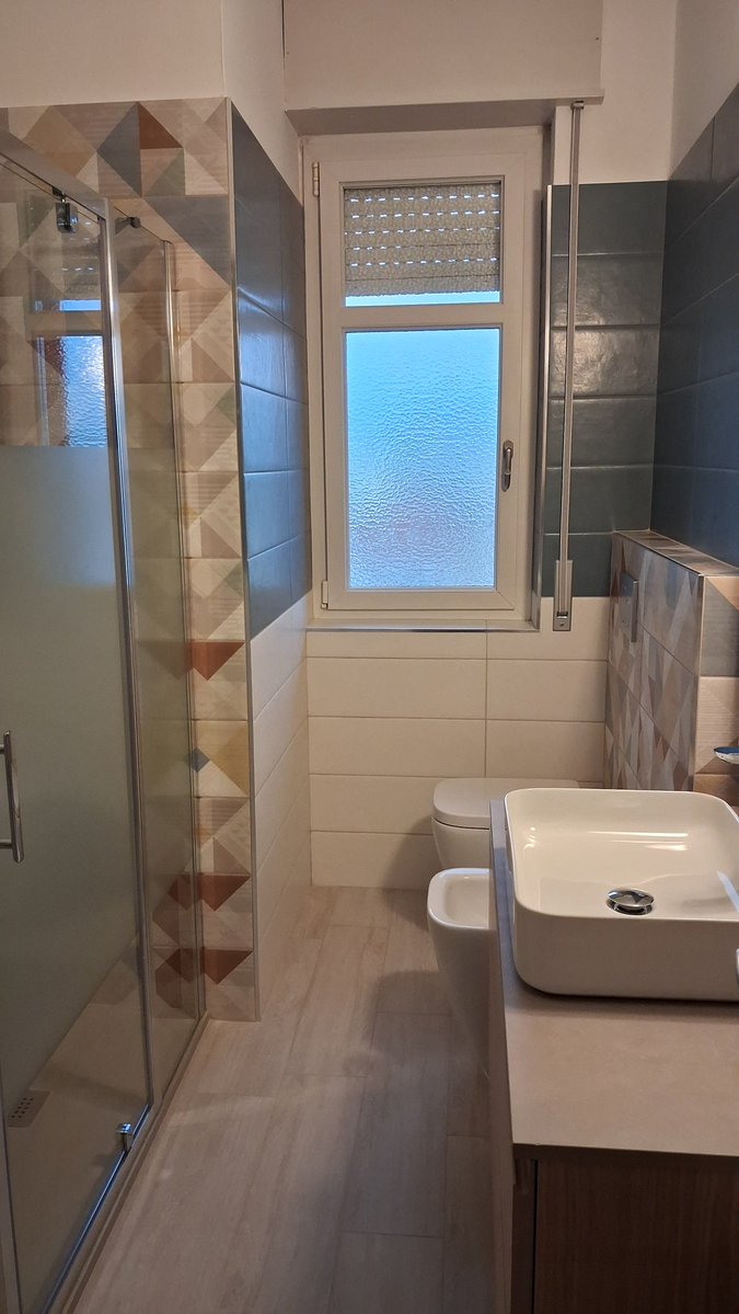 marisamoles's tweet image. I lavori di #ristrutturazione del #bagno sono finiti una settimana fa. Manca ancora qualcosina, ma il più è fatto. 
Il nuovo look dell'ex bagno con vasca a me piace molto. D'altronde, ho contribuito al progetto. 😊
E a voi piace?
x.com/marisamoles/st…