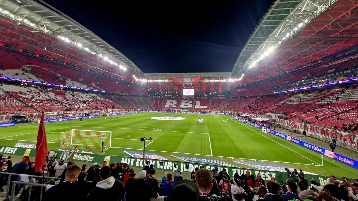RBoligei's tweet photo. Und mal wieder sportliche Grüße aus unserem heimischen Rund 🏟 #RBFans
Das Fairste gegen das laufstärkste Team in der Bundesliga kämpfen heute um die Champions League Qualifikation #RBLTSG
Fußballherz, was willst du mehr 😜
Flutlichtspiel vor über 40.000 Zuschauern ❤️🤍 https://t.co/7o3kxfHoyJ