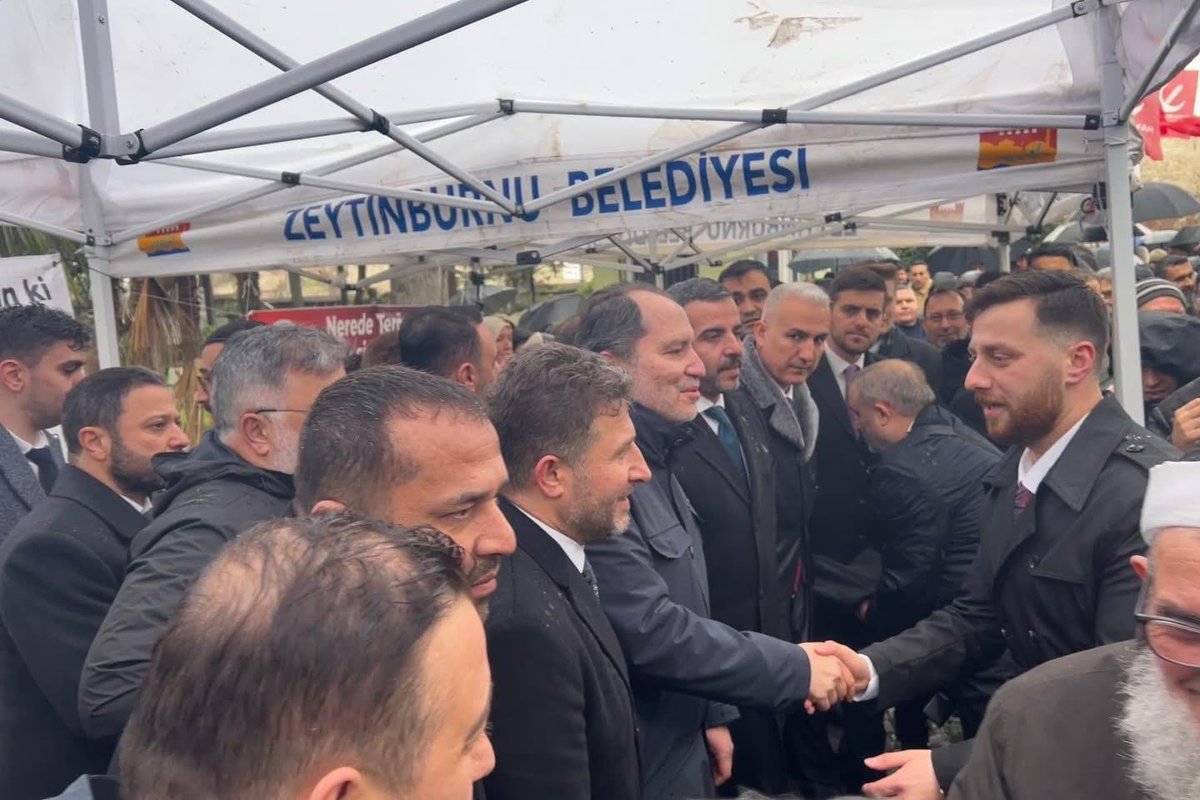 milligenclikist's tweet photo. Liderimiz Dr. Fatih Erbakan’ın katılımlarıyla; merhum Prof. Dr. Necmettin Erbakan hocamızın kabri başında dualar ettik, ardından bayramlaşmamızı gerçekleştirdik.
Vefa, birlik ve kardeşlik ile…

#MilliGençlik #FatihErbakan #ErbakanHocamız #Bayramlaşma #Vefa #Kardeşlik https://t.co/PF5k25DWTg