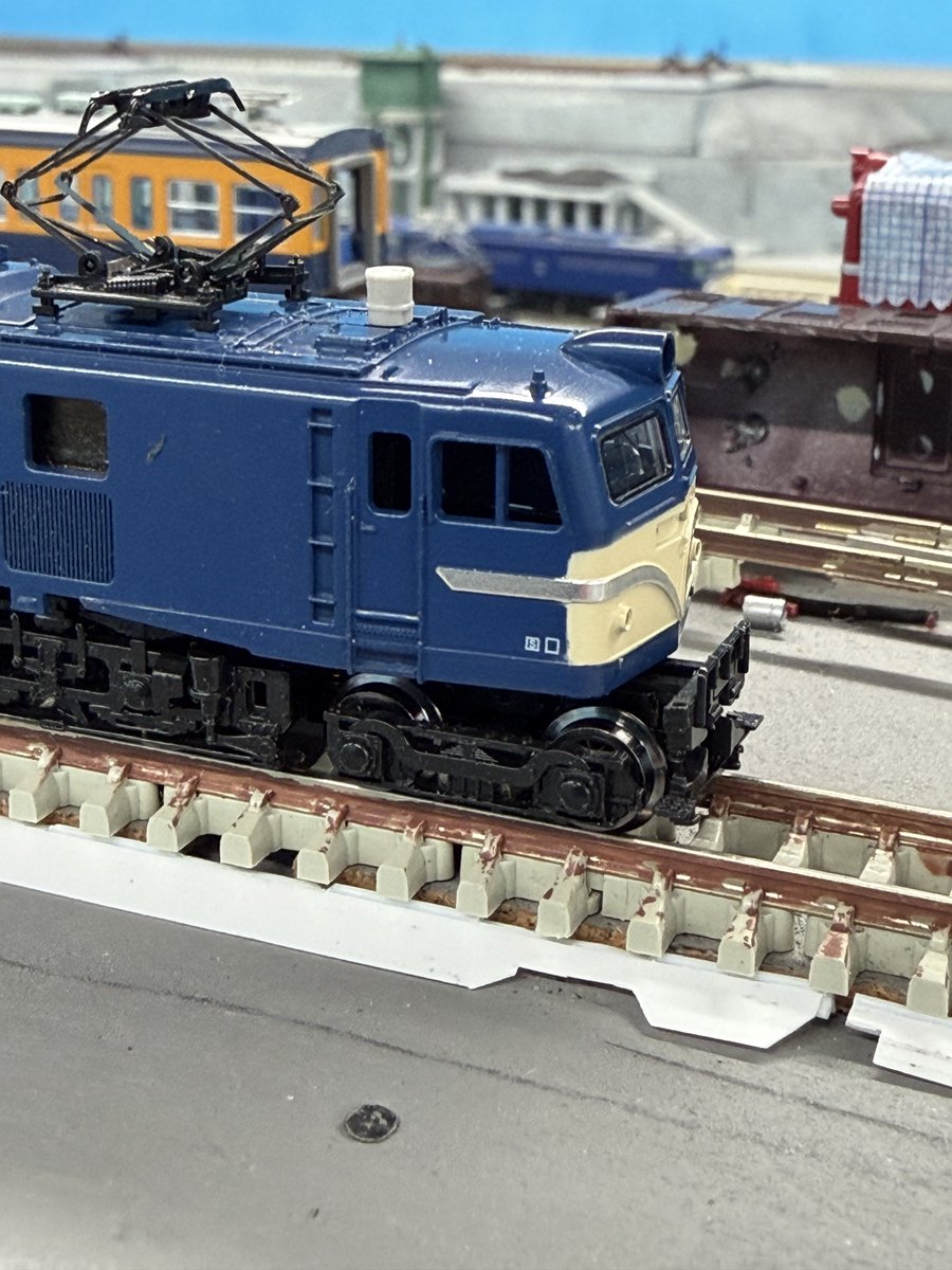 harukaze76's tweet photo. #TOMIX #EF58 の続き。先台車のウエイトや内部のモールドを除去して車輪をKATOのスポーク車輪化と動力台車の車輪黒染め。エアタンクがストッパーとなり車高があまり下がらないので、取付方法を変える必要あり。運転台下と先台車の隙間をプラ板で調整。リニューアルの際は先輪を薄くして貰いたいところ https://t.co/C4x0ak4yst