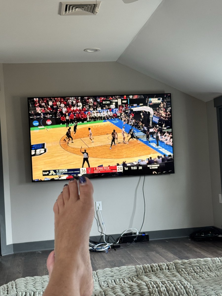 wendysmatsis's tweet image. I might be fif… “older” but this is still how I’m gonna watch the #FirstRound games. My mama and #midwestern roots raised me right. 
@IlliniMBB