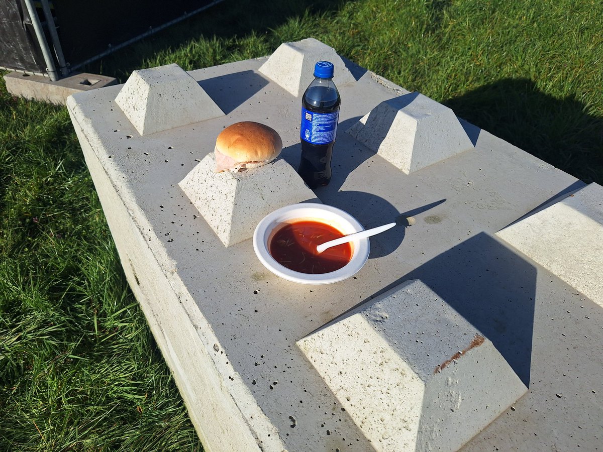 PeterDruijff's tweet image. Vanmiddag parkeerwachter gespeeld bij #indoor #trekkertrek 
Dit allemaal om geld in te zamelen voor @BigChallenges @alpedhuzes @kwf_nl 
4 juni ga ik tegen die berg op, kijk op mijn actiepagina #team #GelderseVallei