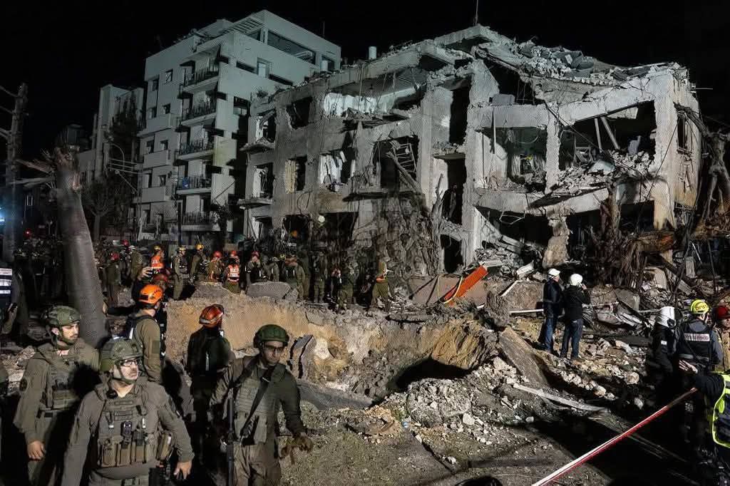The toll of Iranian bombing on Israel so far : 🇮🇱🔥
Iranian missiles targeting Tel Aviv and other cities in Israel have destroyed 9,000 buildings, killed more than 21 Israelis, and injured more than 4,000 in Israel.