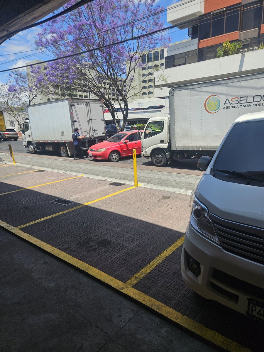 Ya se que es molesto , pero otra no queda viernes 11:54 hora del almuerzo
Lindas las jacarandas