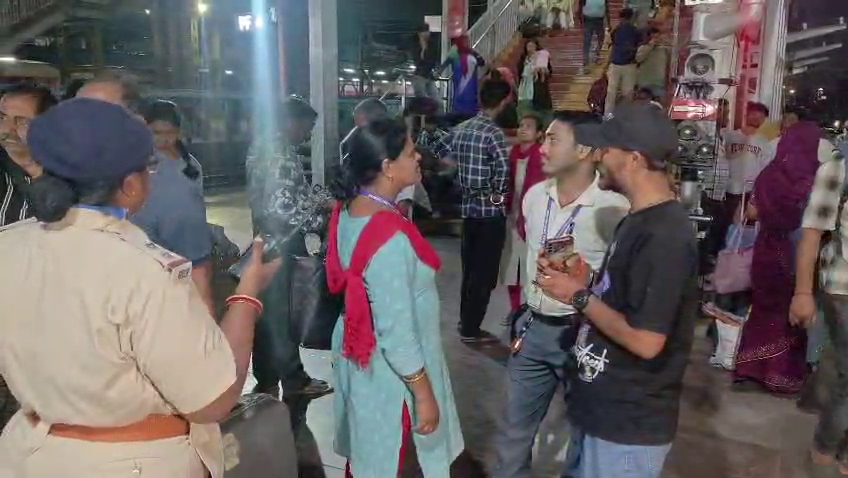 otvkhabar's tweet image. #ଟ୍ରେନରୁ_୫_ଶିଶୁ_ଶ୍ରମିକ_ଉଦ୍ଧାର
-ଭୁବନେଶ୍ବରରେ ଟ୍ରେନରୁ ଉଦ୍ଧାର ହେଲା ଶିଶୁ ଶ୍ରମିକ
-ଆରପିଏଫ ଓ ରୁଚିକା ସମାଜ ମଙ୍ଗଳ ସଙ୍ଗଠନ ପକ୍ଷରୁ ଚଢାଉ
-ବିହାରରୁ ବେଙ୍ଗାଳୁରୁ ଚାଲାଣ କରାଯାଉଥିବା ବେଳେ ଉଦ୍ଧାର
-ଉଦ୍ଧାର ନାବାଳକଙ୍କୁ ଖୋର୍ଦ୍ଧା ସିଡବ୍ଲ୍ୟୁସିଙ୍କ ନିକଟରେ ହାଜର କରାଗଲା
#Train #ChildLabour #RPF #Ruchika #Bihar