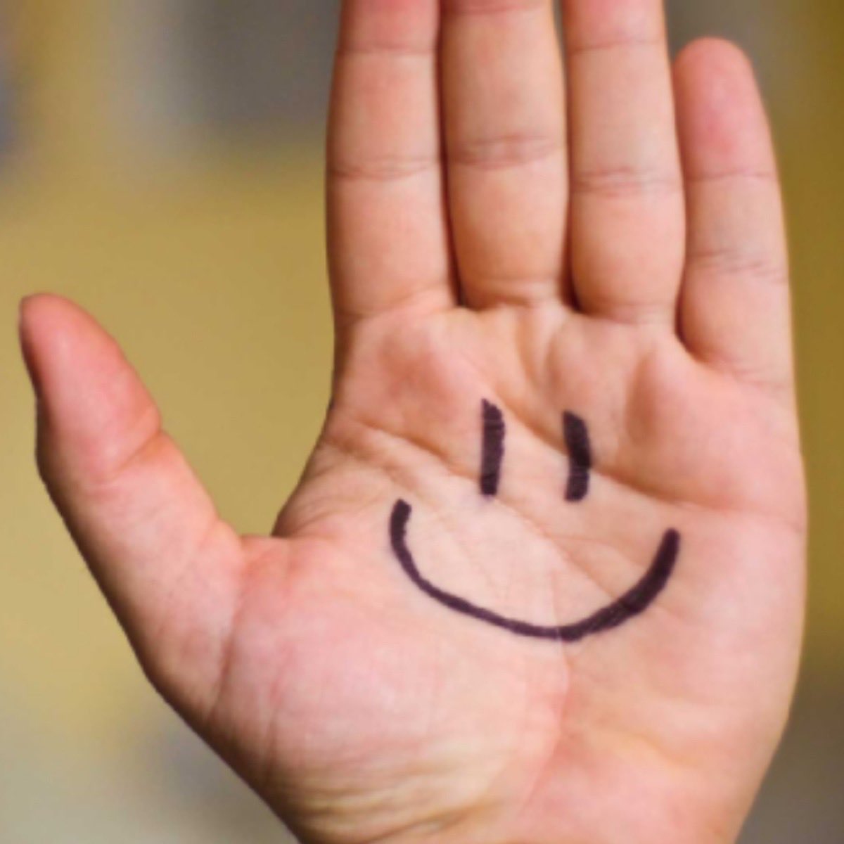 #20M Hoy es el #DíaInternacionalDeLaFelicidad 
Sonreír 😊 abre la puerta de la felicidad 💛 especialmente en la escuela 🏫 😊 🎓 😊
Descúbrelo en el artículo de Leandro Carmona <a href="/LeandroCarmonaM/">Leandro Carmona</a> en la #RevistaDBTS11 #ConsejoEscolar <a href="/ComunidadMadrid/">Comunidad de Madrid</a> ✨ 💛
educa2.madrid.org/web/revistadeb…