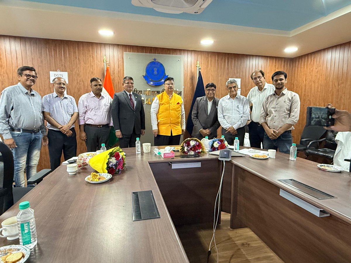 आज श्री सुमित कुमार, प्रधान अतिरिक्त महानिदेशक, DGTS AZU ने CGST उज्जैन आयुक्त के साथ लघु उद्योग भारती उज्जैन, के साथ बैठक की और अप्रत्यक्ष कर अनुपालन में एमएसएमई को सुविधा प्रदान करने के उपायों पर चर्चा की और स्वरोजगार और महिला उद्यमिता को प्रोत्साहित किया।