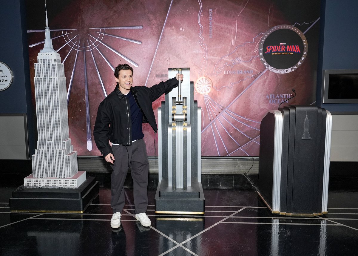 Empire State Building tweet media