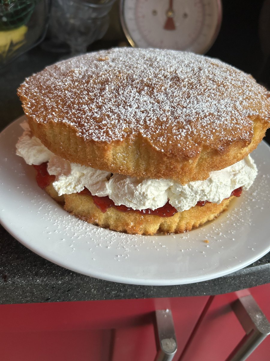 Vixyl's tweet image. #freshcreamfriday 😋 May have overdone it on the cream  😆 Nah! 😂

#baking #cakes